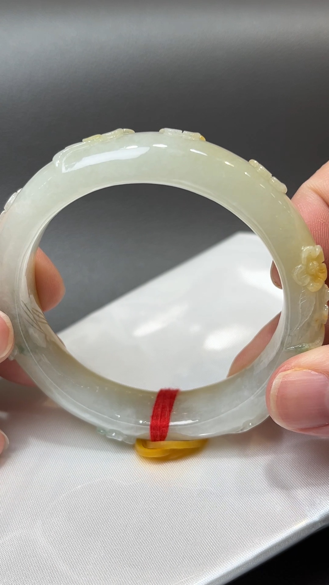 花開金玉|天然A級黃翡雕花翡翠手鐲 55.2mm #311 3 花開金玉|天然A級黃翡雕花翡翠手鐲 55.2mm #311 - Image 3