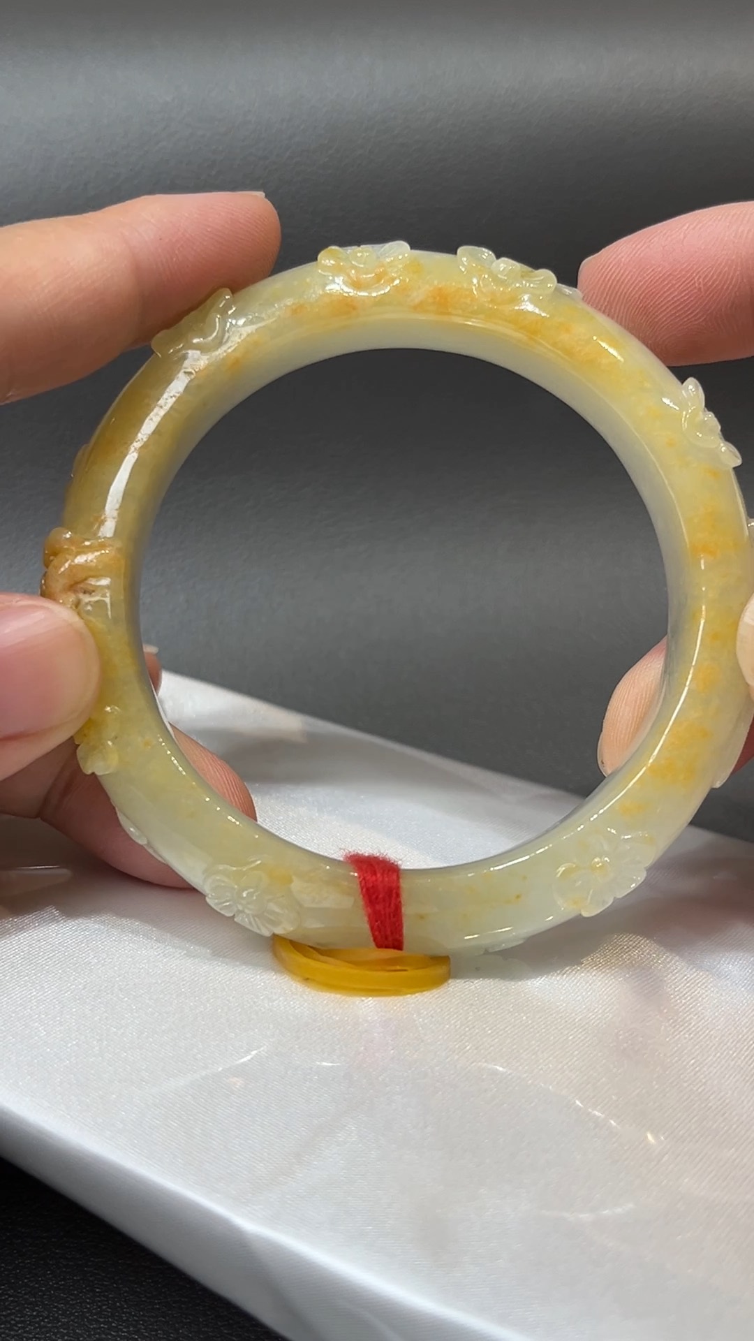 花開金玉|天然A級黃翡雕花翡翠手鐲 55.2mm #311 4 花開金玉|天然A級黃翡雕花翡翠手鐲 55.2mm #311 - Image 4