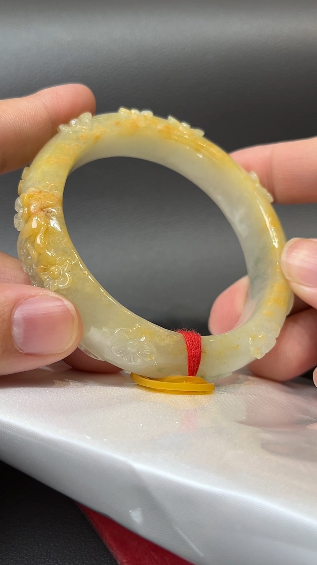 花開金玉|天然A級黃翡雕花翡翠手鐲 55.2mm #311 5 花開金玉|天然A級黃翡雕花翡翠手鐲 55.2mm #311 - Image 5