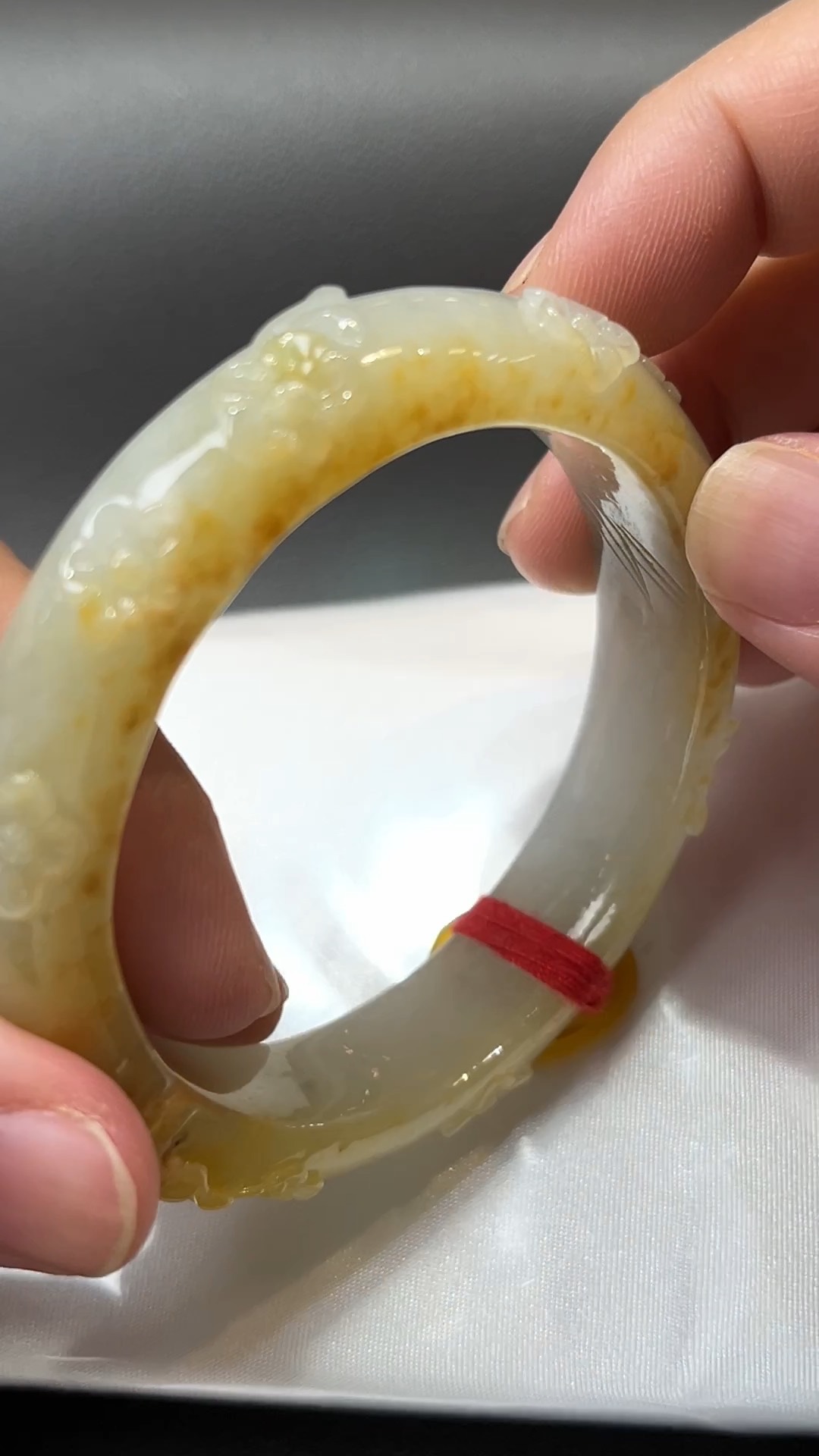 花開金玉|天然A級黃翡雕花翡翠手鐲 55.2mm #311 7 花開金玉|天然A級黃翡雕花翡翠手鐲 55.2mm #311 - Image 7