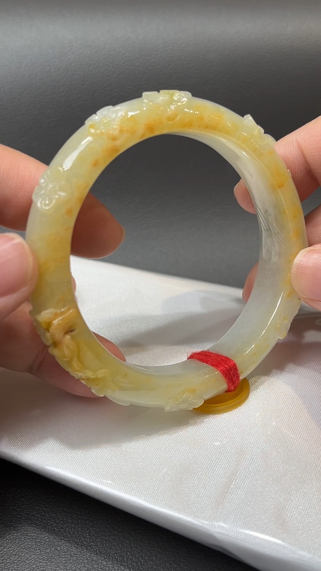 花開金玉|天然A級黃翡雕花翡翠手鐲 55.2mm #311 6 花開金玉|天然A級黃翡雕花翡翠手鐲 55.2mm #311 - Image 6