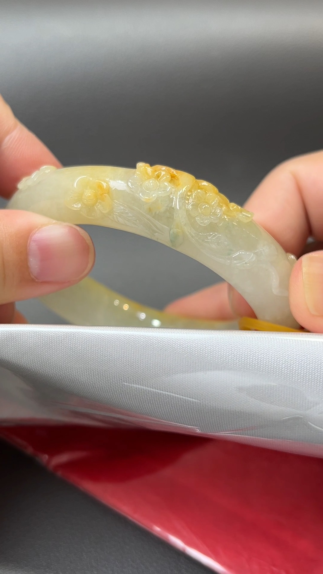 花開金玉|天然A級黃翡雕花翡翠手鐲 55.2mm #311 9 花開金玉|天然A級黃翡雕花翡翠手鐲 55.2mm #311 - Image 9