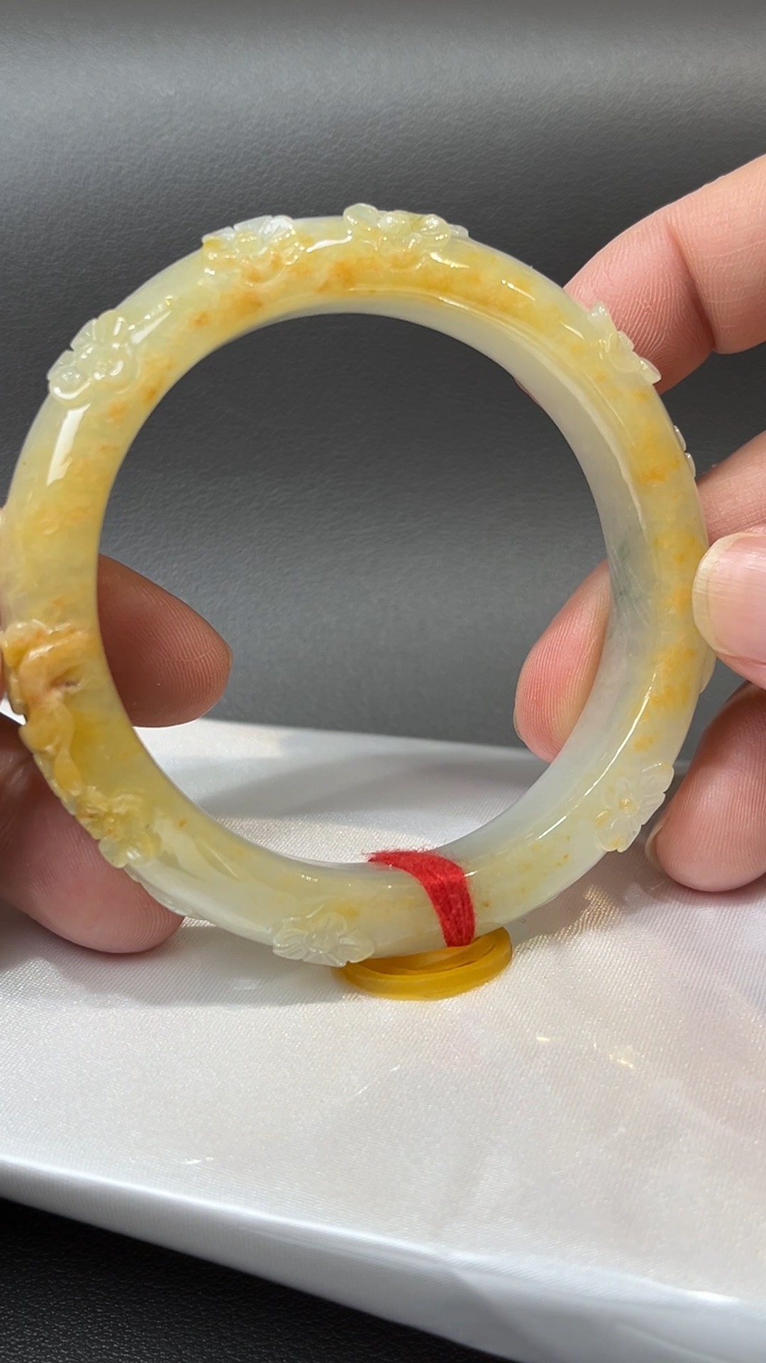 花開金玉|天然A級黃翡雕花翡翠手鐲 55.2mm #311 8 花開金玉|天然A級黃翡雕花翡翠手鐲 55.2mm #311 - Image 8