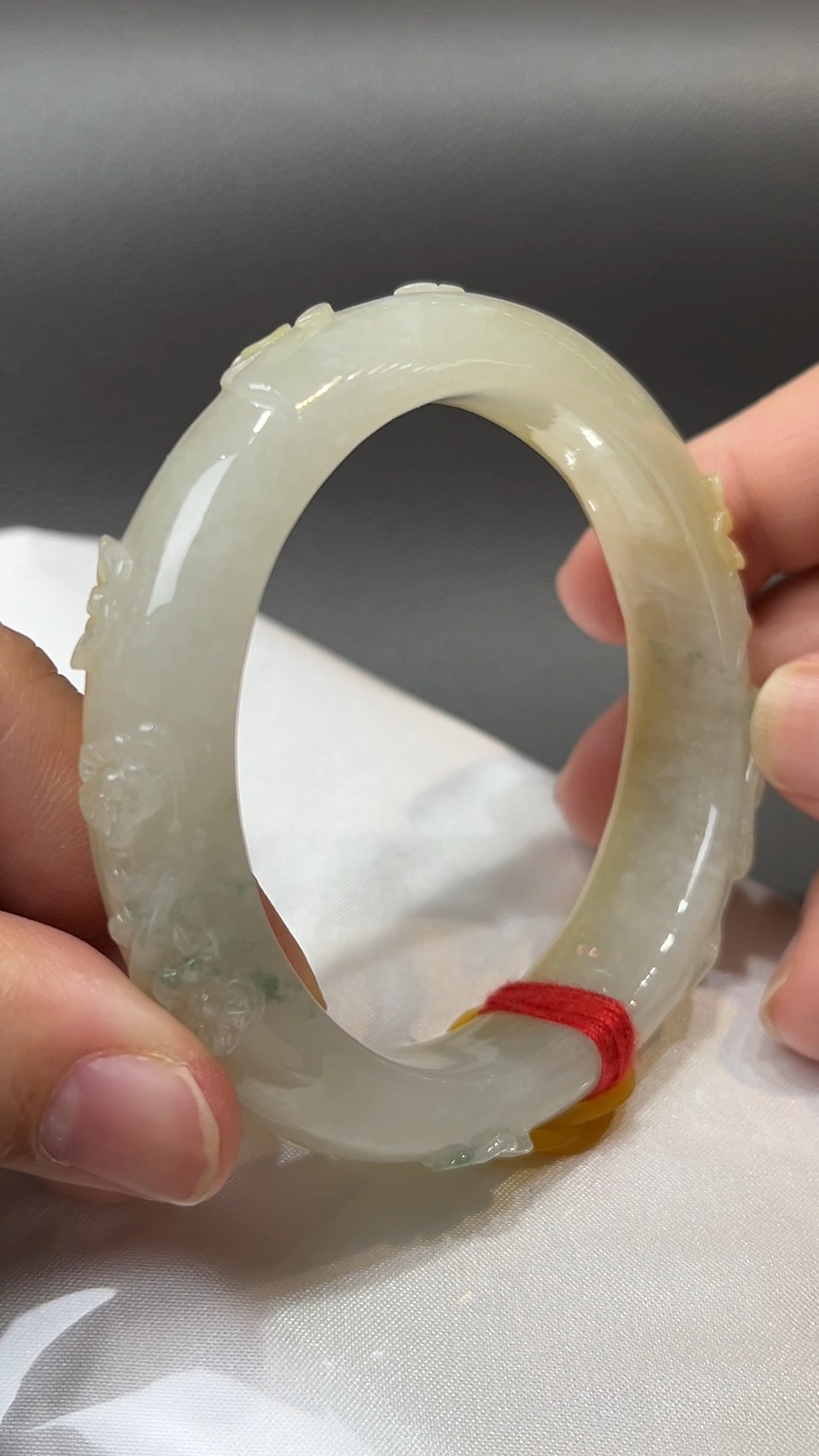 花開金玉|天然A級黃翡雕花翡翠手鐲 55.2mm #311 10 花開金玉|天然A級黃翡雕花翡翠手鐲 55.2mm #311 - Image 10