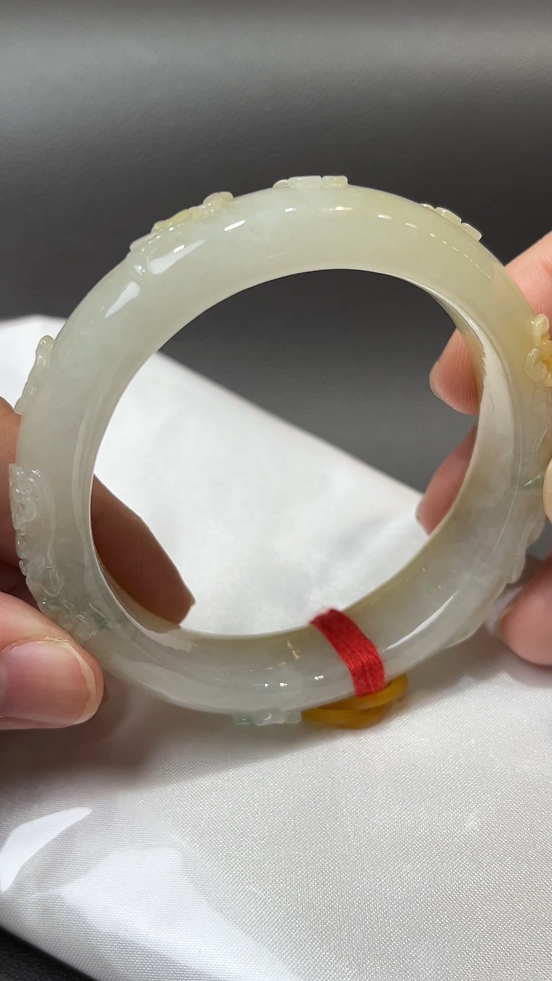 花開金玉|天然A級黃翡雕花翡翠手鐲 55.2mm #311 11 花開金玉|天然A級黃翡雕花翡翠手鐲 55.2mm #311 - Image 11