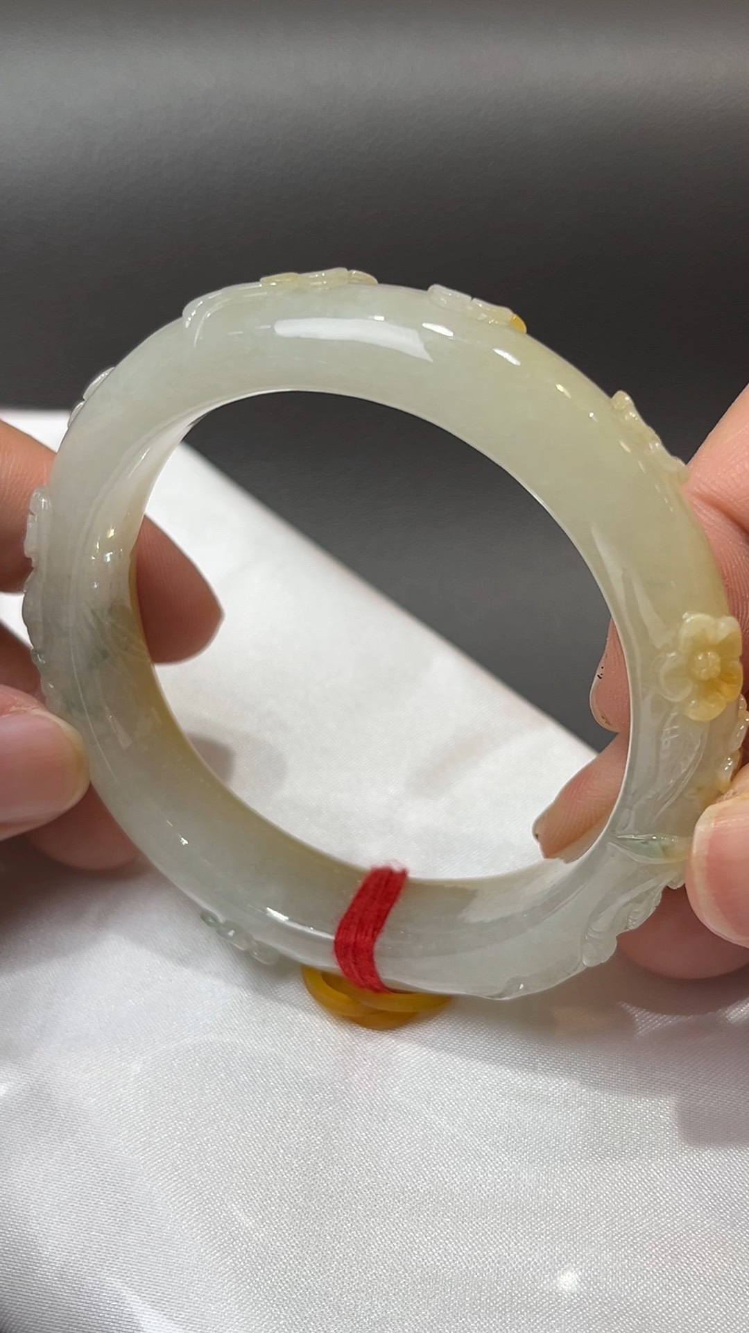 花開金玉|天然A級黃翡雕花翡翠手鐲 55.2mm #311 12 花開金玉|天然A級黃翡雕花翡翠手鐲 55.2mm #311 - Image 12