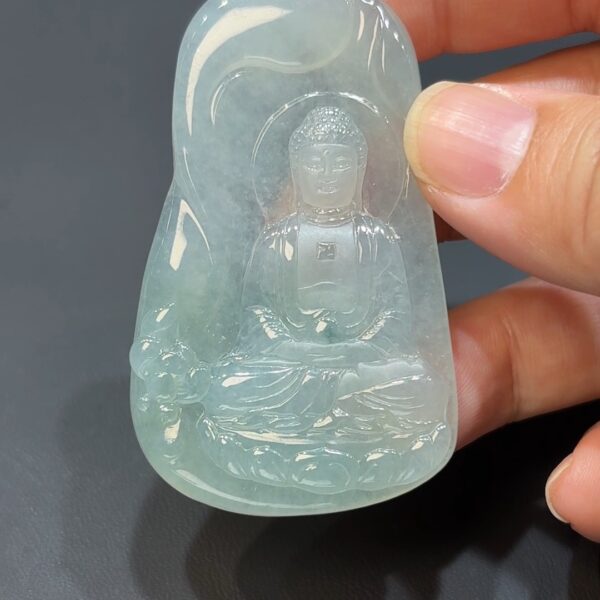 這款天然A級翡翠特厚仿古牌吊墜（編號#315），選用高品質翡翠玉料打造，整體牌型厚重飽滿，手感扎實，份量感十足。表面採仿古工藝處理，融合古韻線條與素面打磨，呈現出沉穩內斂的氣質與濃厚文化氣息。牌形設計方正有力，不僅展現翡翠原石的自然美態，更蘊含**「厚德載物、穩重誠信」**之寓意，象徵佩戴者堅定沉著、福氣厚重。 此款吊墜十分適合男性佩戴，或作為收藏佳品，彰顯品味與力量。若搭配18K金掛扣、繩鏈等材質，更能突顯整體氣場與高級感。