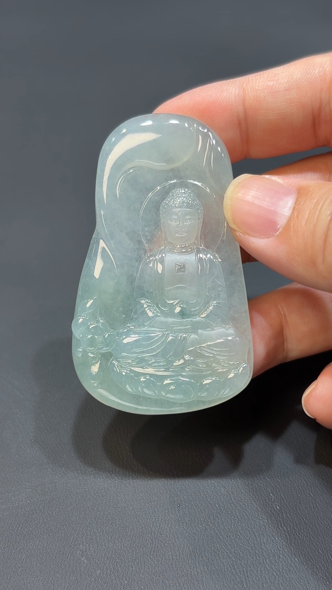 慧光本源|天然A級翡翠大日如來吊墜 #317 1 這款天然A級翡翠特厚仿古牌吊墜(編號#315),選用高品質翡翠玉料打造,整體牌型厚重飽滿,手感扎實,份量感十足。表面採仿古工藝處理,融合古韻線條與素面打磨,呈現出沉穩內斂的氣質與濃厚文化氣息。牌形設計方正有力,不僅展現翡翠原石的自然美態,更蘊含**「厚德載物、穩重誠信」**之寓意,象徵佩戴者堅定沉著、福氣厚重。 此款吊墜十分適合男性佩戴,或作為收藏佳品,彰顯品味與力量。若搭配18K金掛扣、繩鏈等材質,更能突顯整體氣場與高級感。