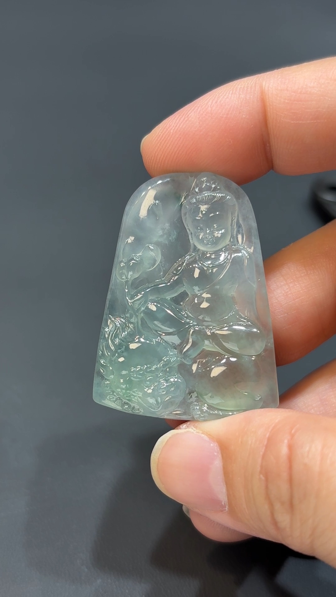 慧萌守心|天然A級玻璃光澤翡翠文殊菩薩吊墜 #318 1 這款天然A級翡翠文殊菩薩吊墜(編號#318),選用極高品質的翡翠原料打造,呈現玻璃光澤質地,晶瑩剔透、光潤如鏡,在光下泛出細緻柔亮的閃光感,可謂翡翠中的上乘精品。造型上以文殊菩薩為主角,巧妙融合**「可愛圓潤」風格**,面容慈祥、比例清新,法相中帶有童趣雅意,為心靈智慧與純淨守護的象徵。