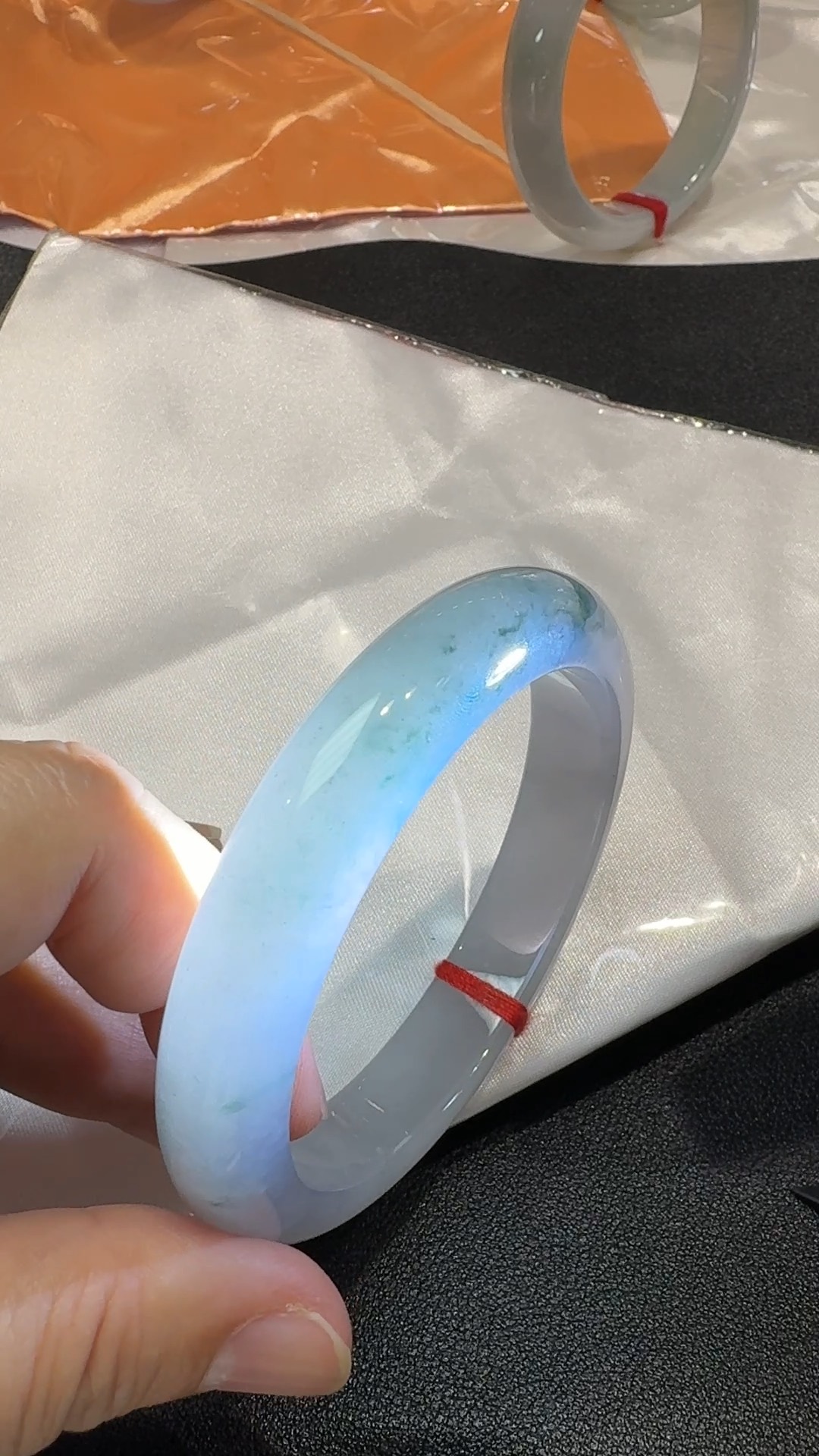 翡翠清韻|天然飄綠花手鐲 玉鐲內徑56.5mm #直播編號321 8 翡翠清韻|天然飄綠花手鐲 玉鐲內徑56.5mm #直播編號321 - Image 8