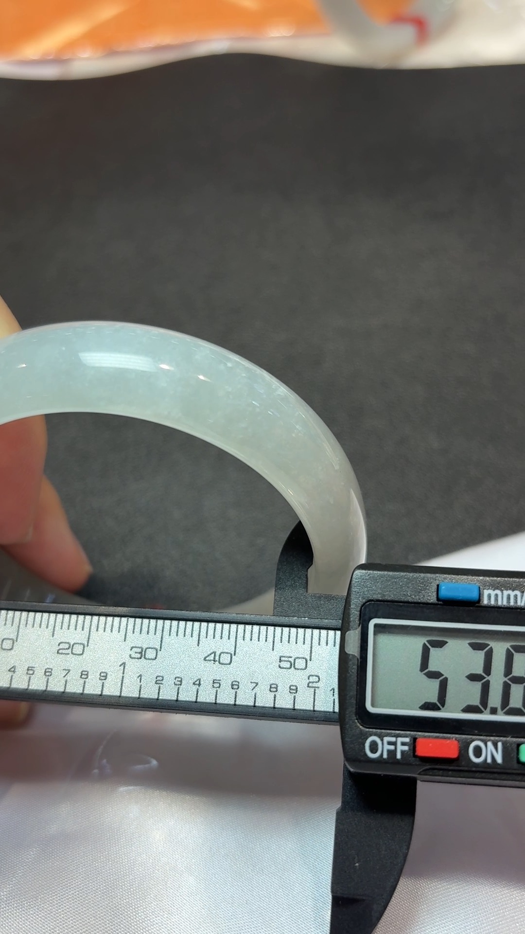 翡翠素韻|白色糯冰種玉手鐲(直播編號322|內徑53.8mm) 3 翡翠素韻|白色糯冰種玉手鐲(直播編號322|內徑53.8mm) - Image 3