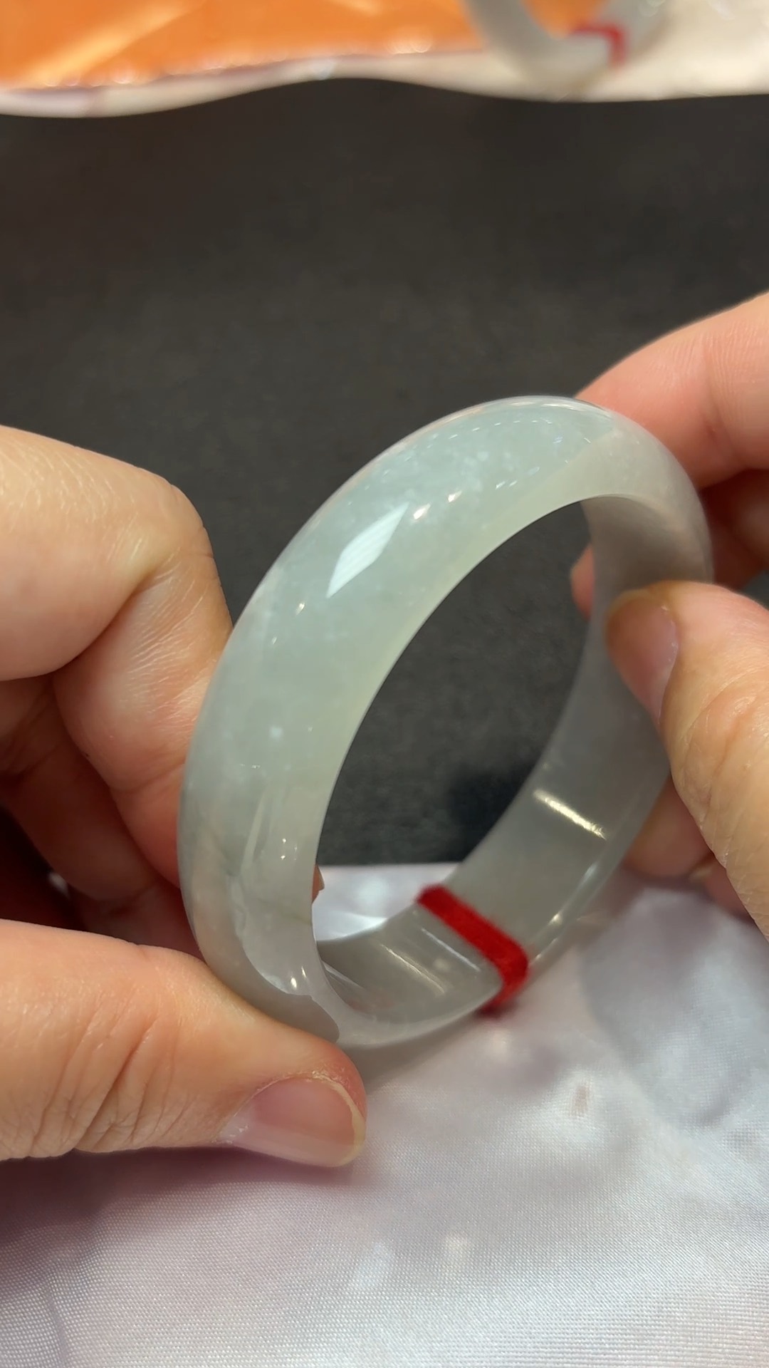 翡翠素韻|白色糯冰種玉手鐲(直播編號322|內徑53.8mm) 4 翡翠素韻|白色糯冰種玉手鐲(直播編號322|內徑53.8mm) - Image 4