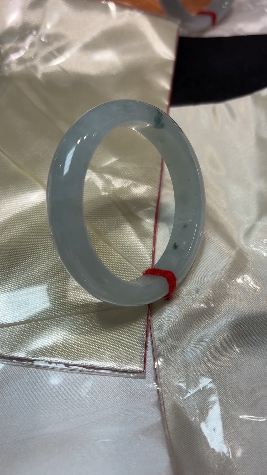 翡翠清韻|天然飄綠花手鐲(編號323 或 324|內徑54.5mm) 2 翡翠清韻|天然飄綠花手鐲(編號323 或 324|內徑54.5mm) - Image 2