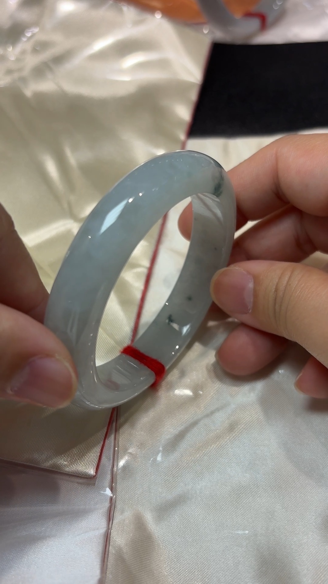 翡翠清韻|天然飄綠花手鐲(編號323 或 324|內徑54.5mm) 3 翡翠清韻|天然飄綠花手鐲(編號323 或 324|內徑54.5mm) - Image 3