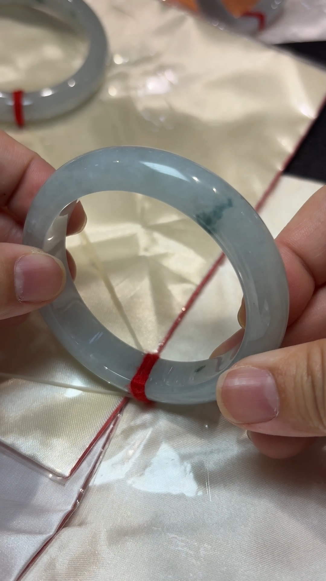 翡翠清韻|天然飄綠花手鐲(編號323 或 324|內徑54.5mm) 4 翡翠清韻|天然飄綠花手鐲(編號323 或 324|內徑54.5mm) - Image 4