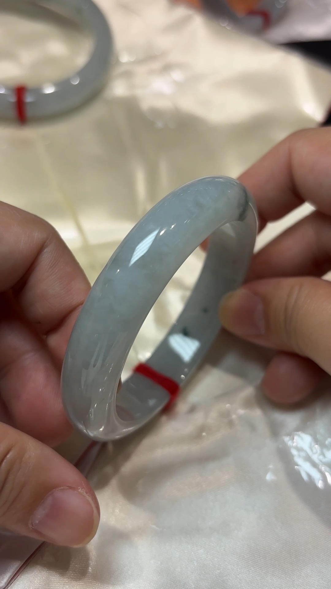 翡翠清韻|天然飄綠花手鐲(編號323 或 324|內徑54.5mm) 5 翡翠清韻|天然飄綠花手鐲(編號323 或 324|內徑54.5mm) - Image 5