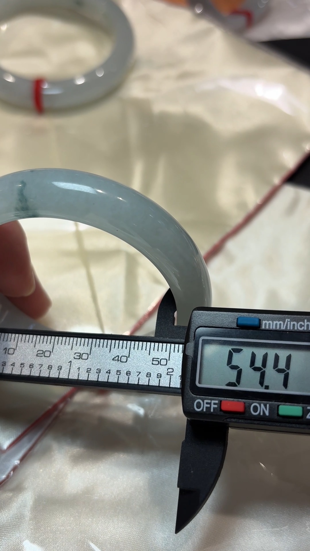 翡翠清韻|天然飄綠花手鐲(編號323 或 324|內徑54.5mm) 6 翡翠清韻|天然飄綠花手鐲(編號323 或 324|內徑54.5mm) - Image 6