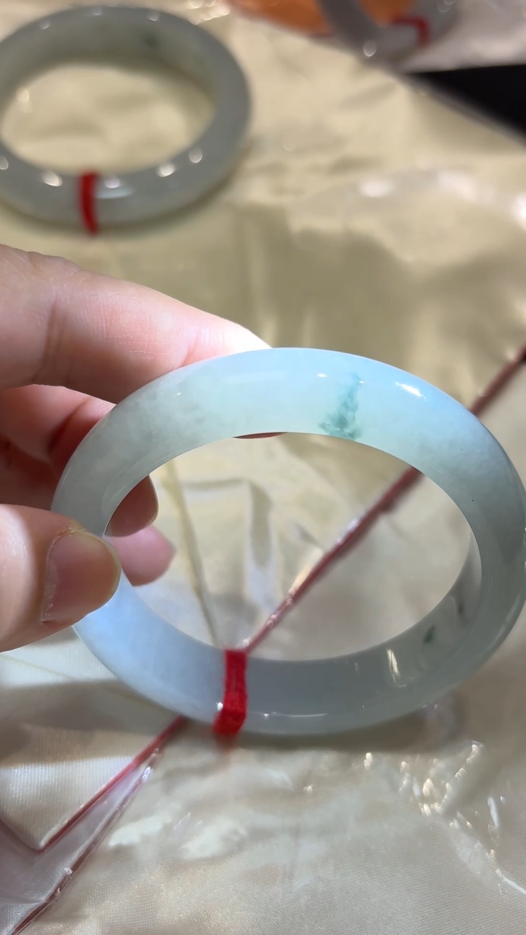 翡翠清韻|天然飄綠花手鐲(編號323 或 324|內徑54.5mm) 7 翡翠清韻|天然飄綠花手鐲(編號323 或 324|內徑54.5mm) - Image 7