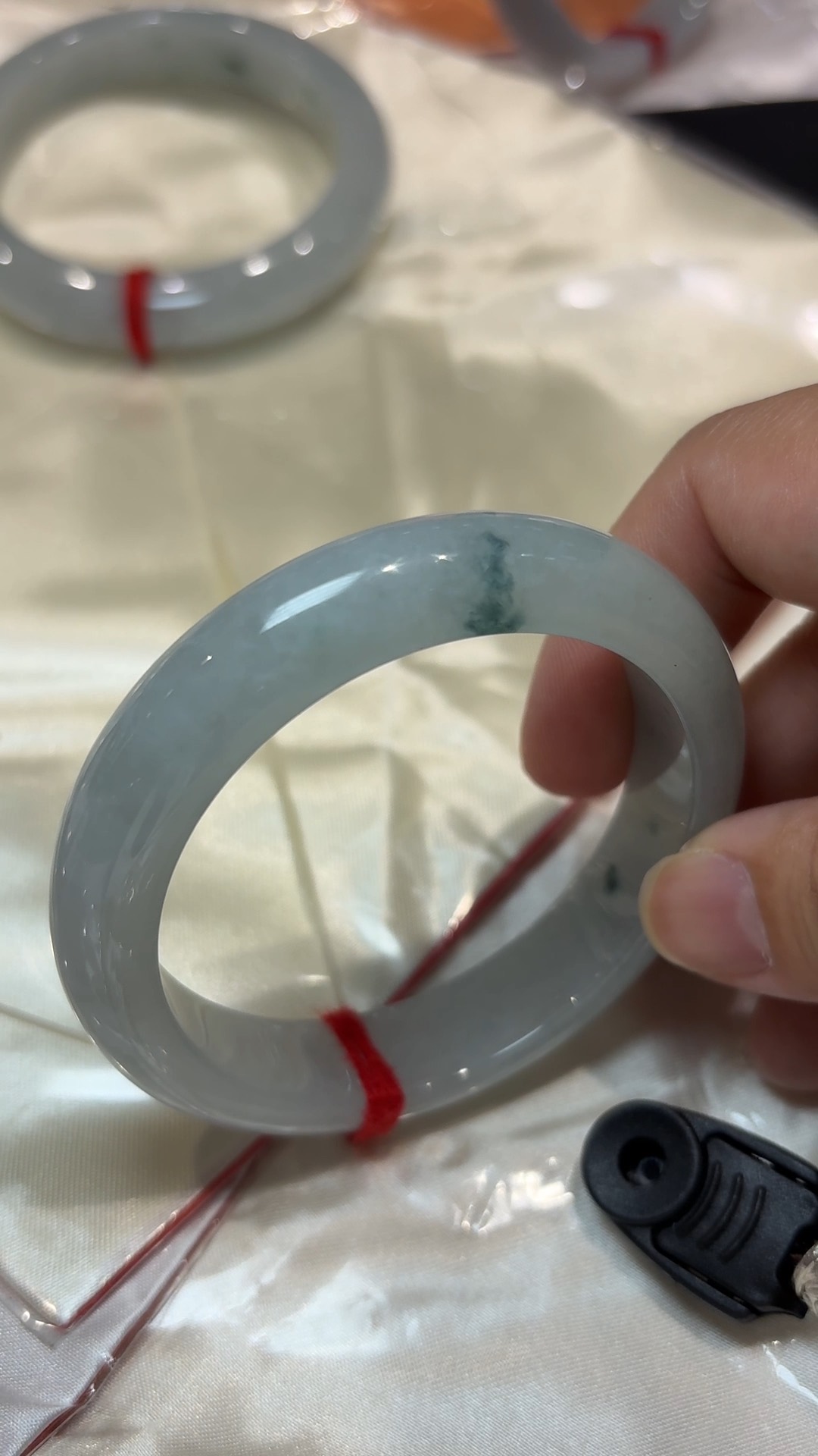 翡翠清韻|天然飄綠花手鐲(編號323 或 324|內徑54.5mm) 8 翡翠清韻|天然飄綠花手鐲(編號323 或 324|內徑54.5mm) - Image 8