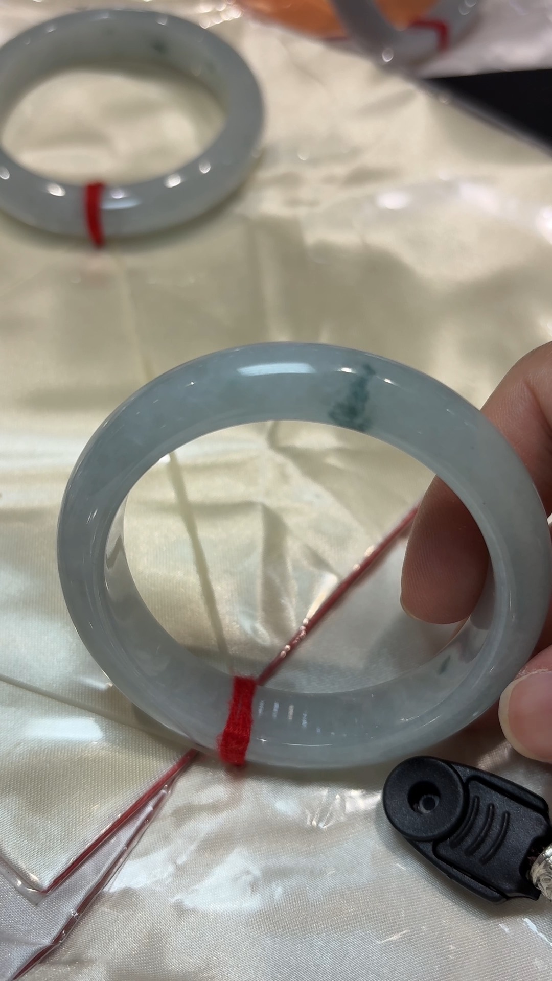 翡翠清韻|天然飄綠花手鐲(編號323 或 324|內徑54.5mm) 9 翡翠清韻|天然飄綠花手鐲(編號323 或 324|內徑54.5mm) - Image 9