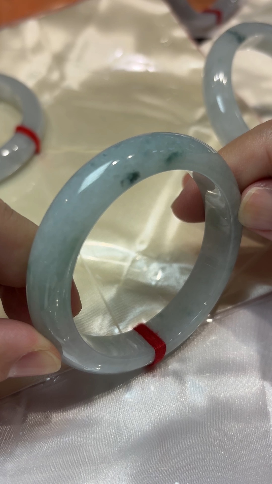 翡翠清韻|天然飄綠花手鐲(編號323 或 324|內徑54.5mm) 11 翡翠清韻|天然飄綠花手鐲(編號323 或 324|內徑54.5mm) - Image 11