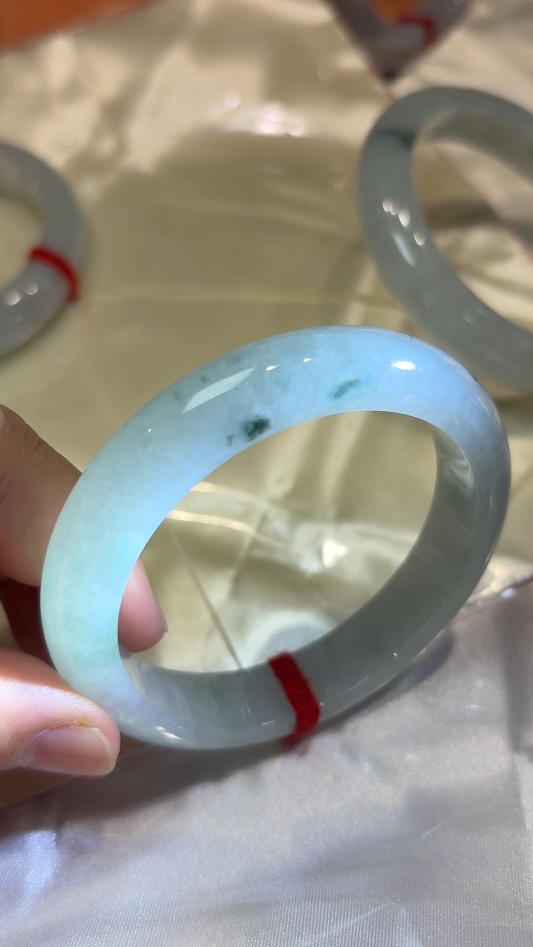 翡翠清韻|天然飄綠花手鐲(編號323 或 324|內徑54.5mm) 12 翡翠清韻|天然飄綠花手鐲(編號323 或 324|內徑54.5mm) - Image 12