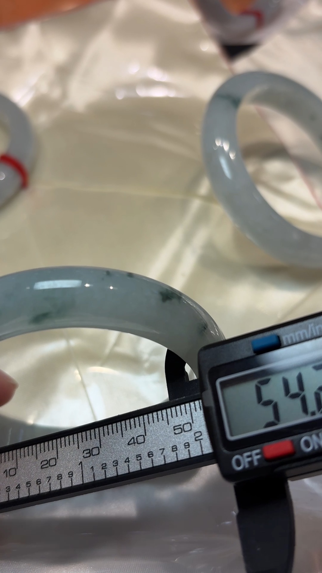 翡翠清韻|天然飄綠花手鐲(編號323 或 324|內徑54.5mm) 13 翡翠清韻|天然飄綠花手鐲(編號323 或 324|內徑54.5mm) - Image 13