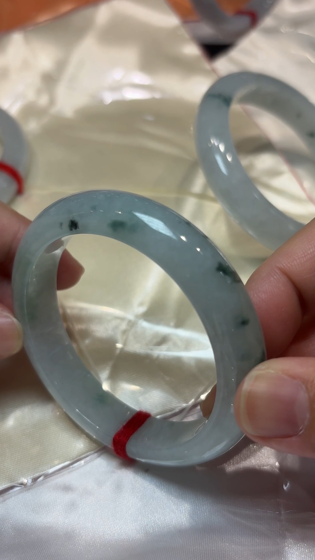 翡翠清韻|天然飄綠花手鐲(編號323 或 324|內徑54.5mm) 14 翡翠清韻|天然飄綠花手鐲(編號323 或 324|內徑54.5mm) - Image 14