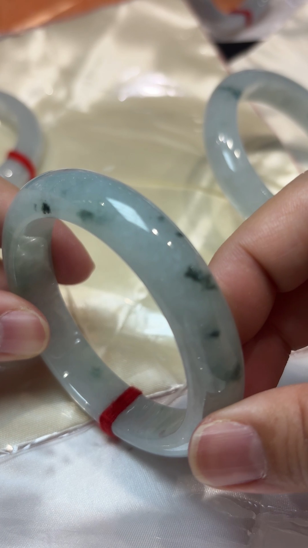 翡翠清韻|天然飄綠花手鐲(編號323 或 324|內徑54.5mm) 1 翡翠清韻|天然飄綠花手鐲(編號323 或 324|內徑54.5mm)