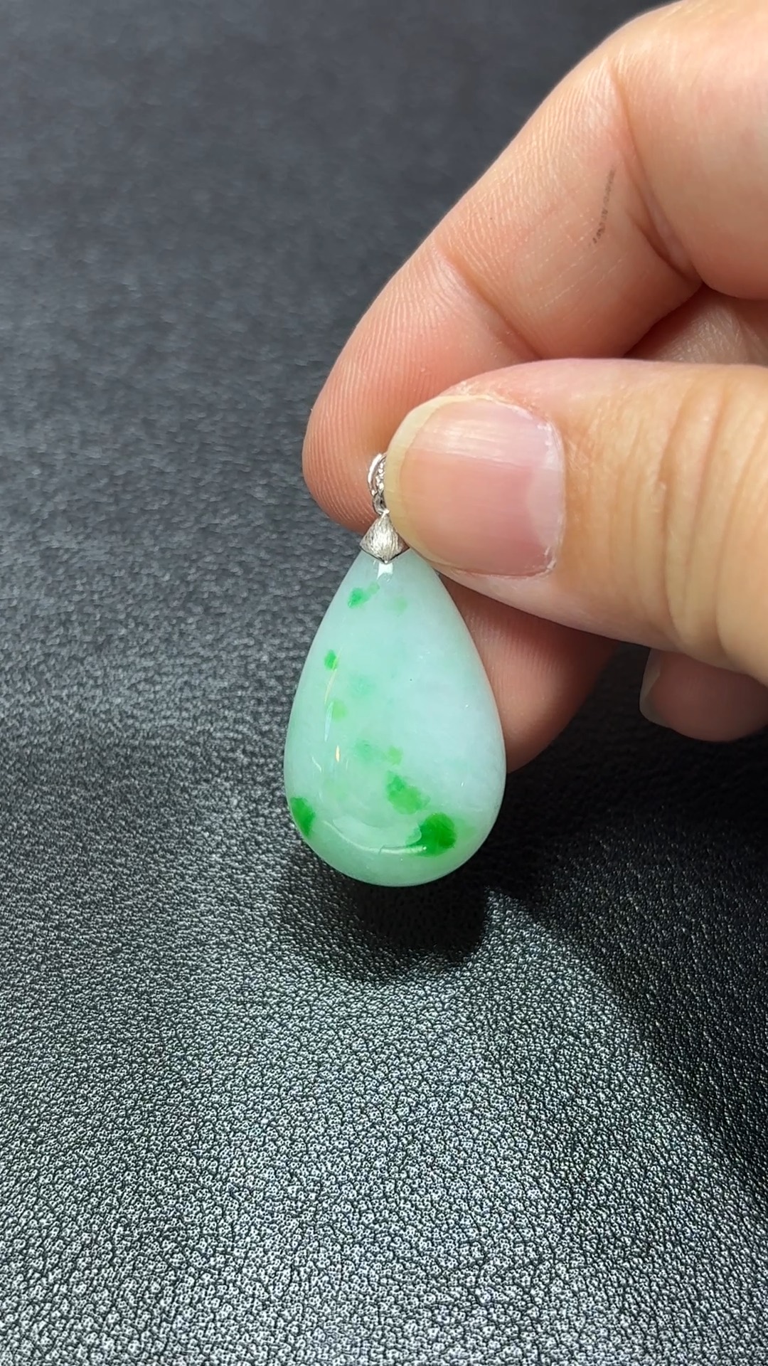 凝翠成露.18K翡翠白底青水滴吊墜 直播編號#336 1 凝翠成露.18K翡翠白底青水滴吊墜 直播編號#336