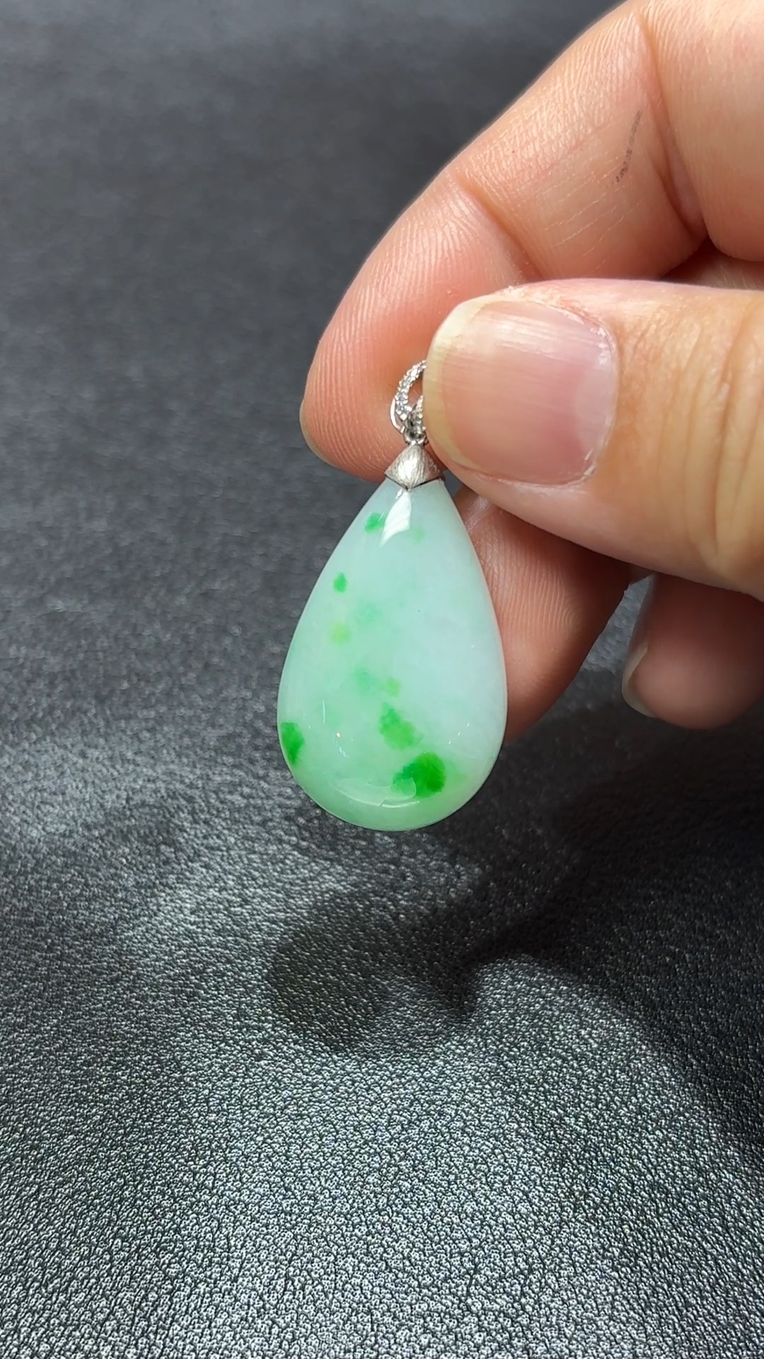 凝翠成露.18K翡翠白底青水滴吊墜 直播編號#336 2 凝翠成露.18K翡翠白底青水滴吊墜 直播編號#336 - Image 2