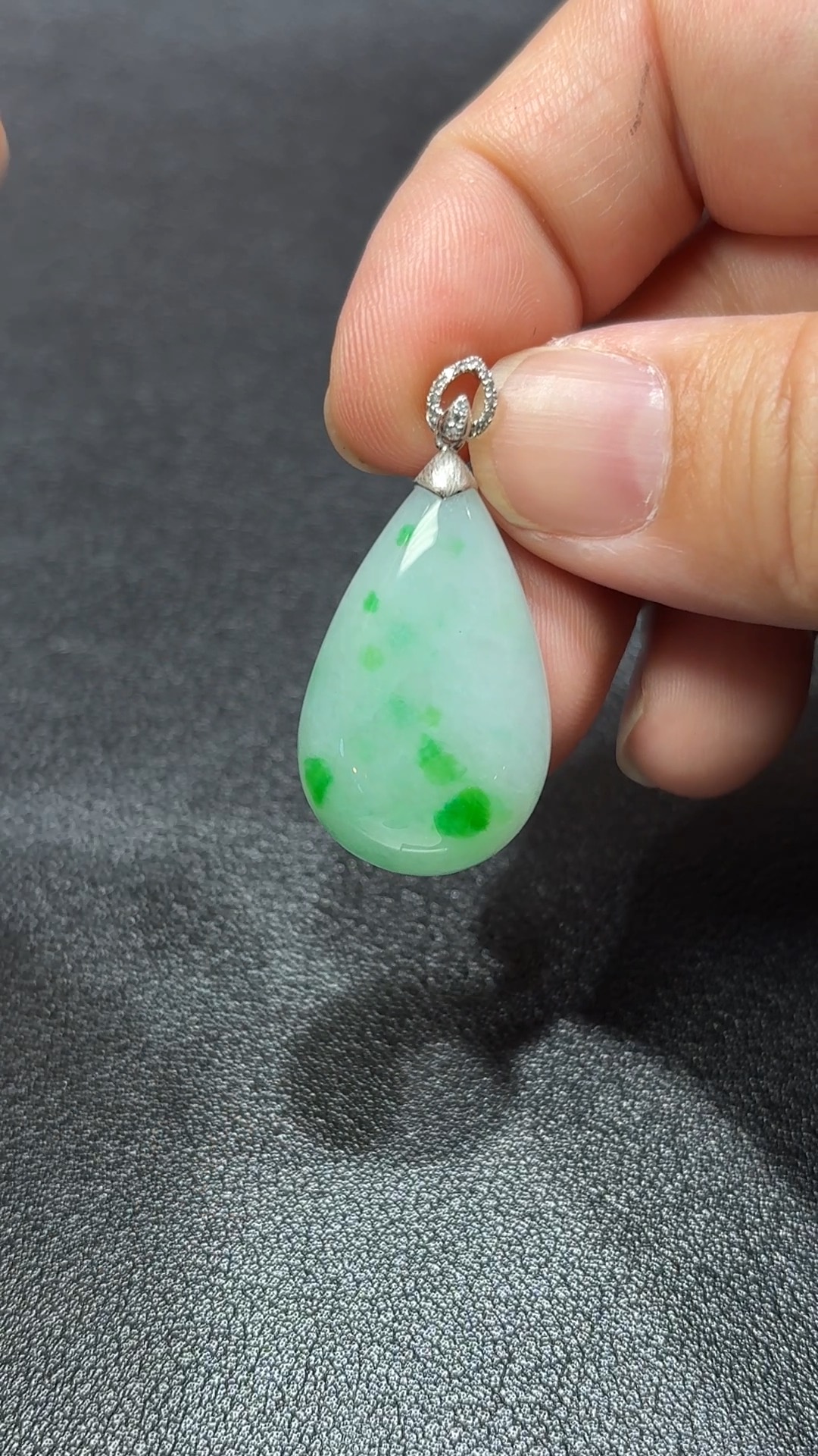 凝翠成露.18K翡翠白底青水滴吊墜 直播編號#336 3 凝翠成露.18K翡翠白底青水滴吊墜 直播編號#336 - Image 3