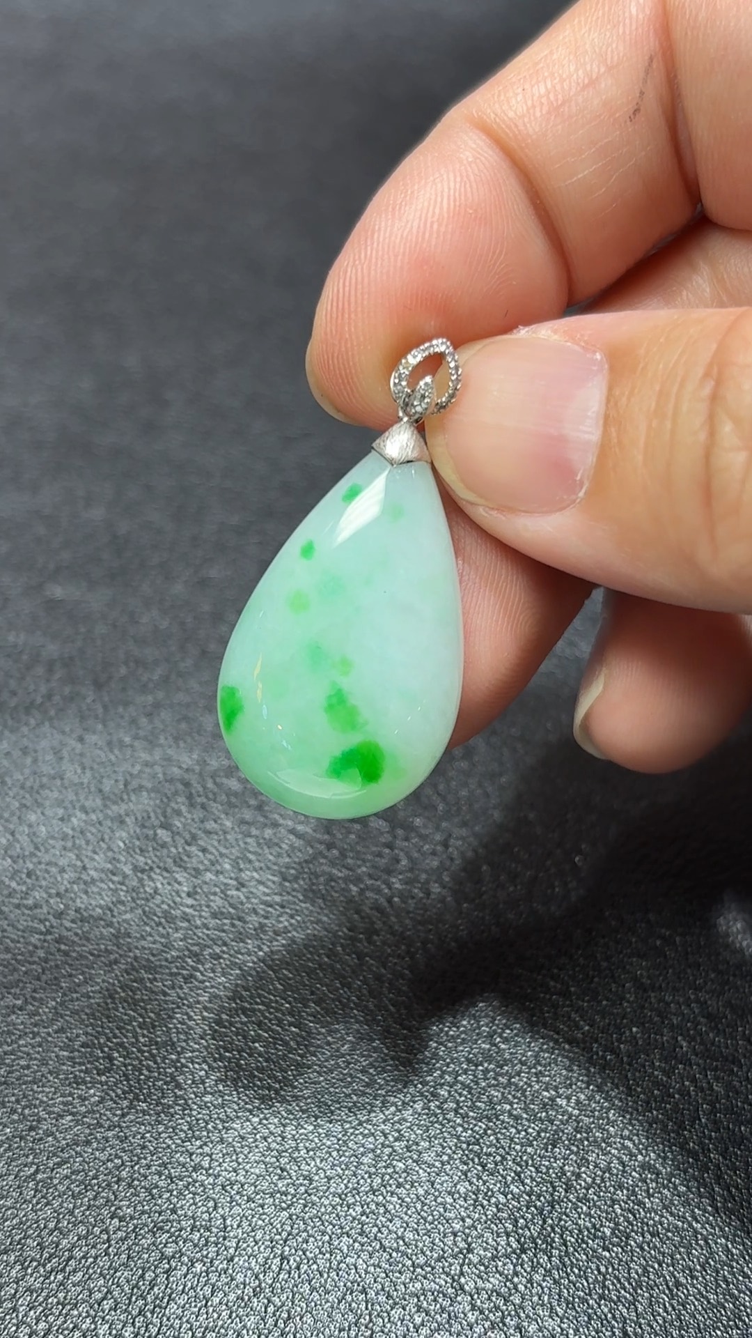 凝翠成露.18K翡翠白底青水滴吊墜 直播編號#336 4 凝翠成露.18K翡翠白底青水滴吊墜 直播編號#336 - Image 4