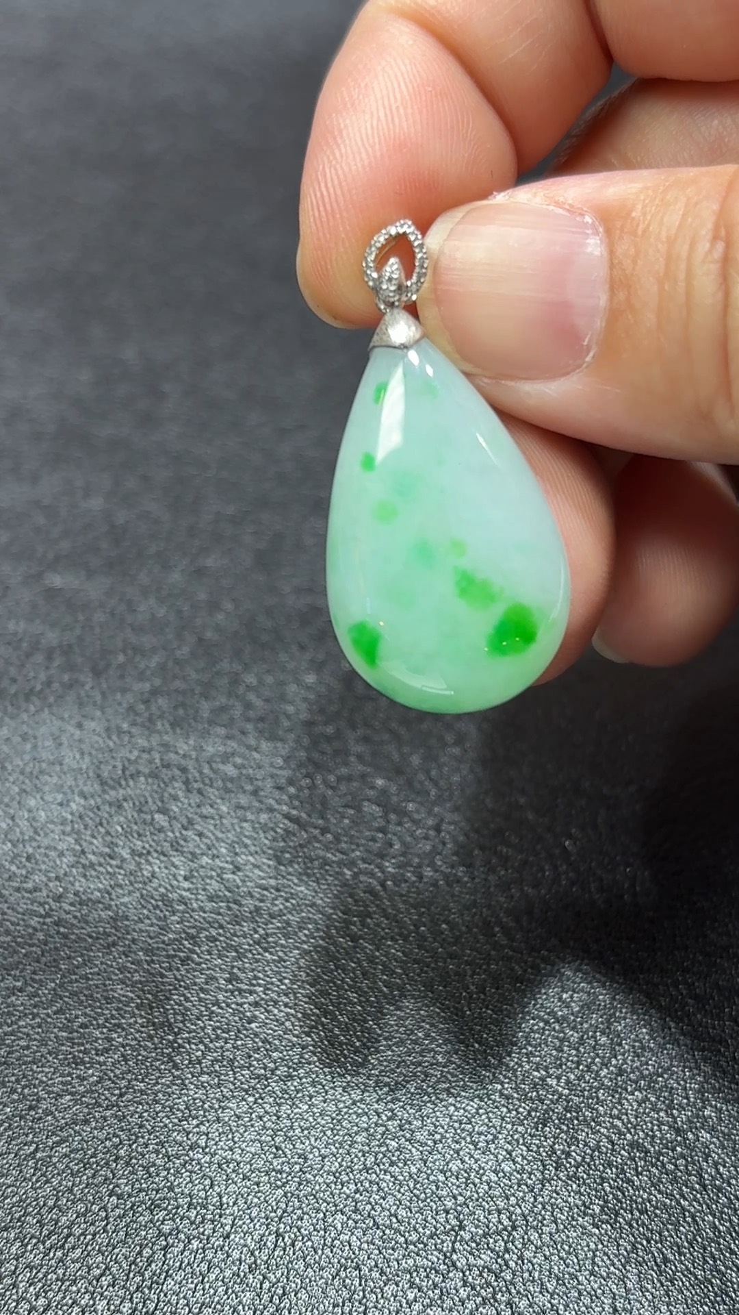 凝翠成露.18K翡翠白底青水滴吊墜 直播編號#336 5 凝翠成露.18K翡翠白底青水滴吊墜 直播編號#336 - Image 5