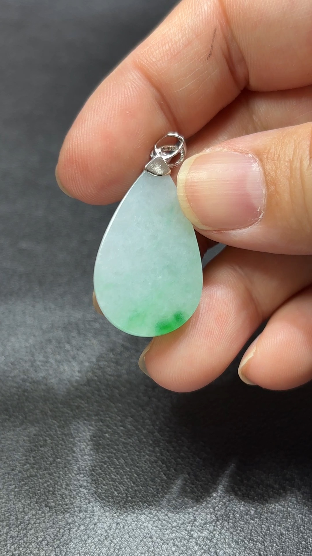 凝翠成露.18K翡翠白底青水滴吊墜 直播編號#336 6 凝翠成露.18K翡翠白底青水滴吊墜 直播編號#336 - Image 6