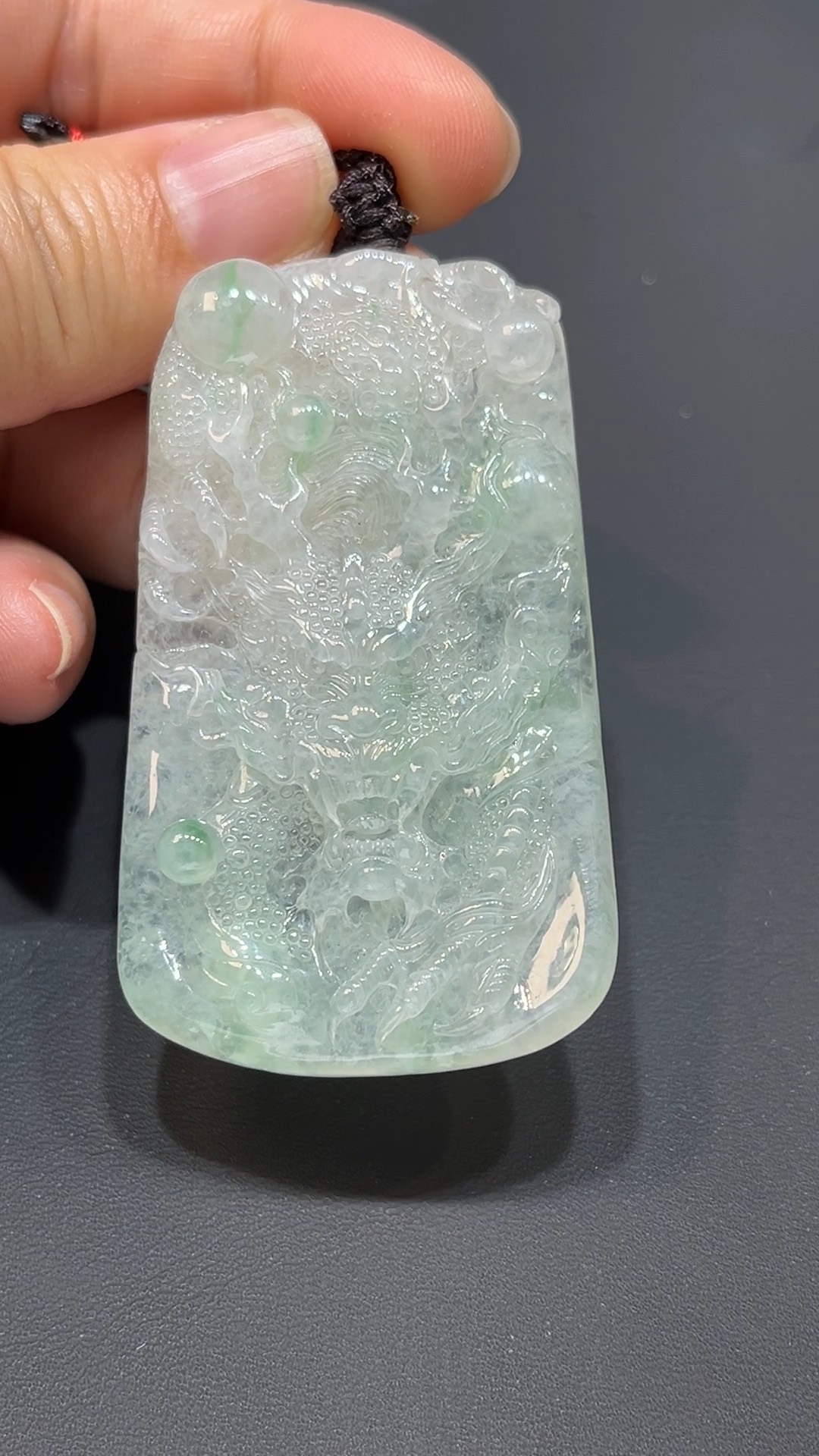 翡翠玉器精選 飄花龍影・力量與靈氣共融翡翠吊墜 編號#362 1 翡翠玉器精選 飄花龍影・力量與靈氣共融翡翠吊墜 編號#362