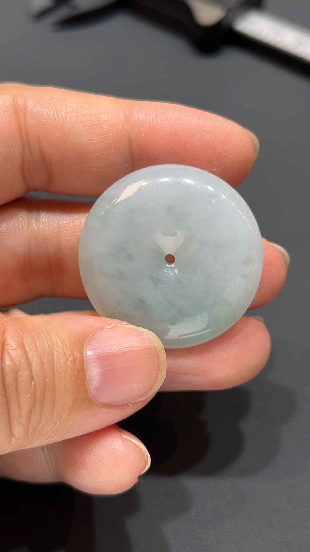 翡翠玉器精選 玉潤安扣・淺綠清韻守護平安吊墜 編號#366 2 翡翠玉器精選 玉潤安扣・淺綠清韻守護平安吊墜 編號#366 - Image 2