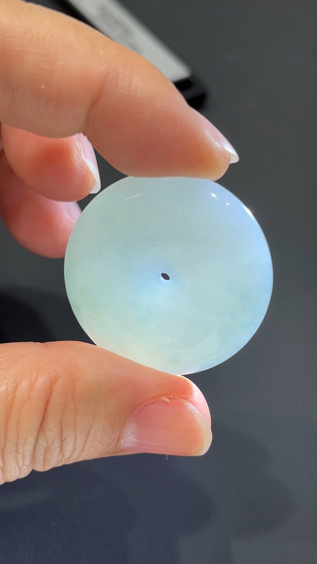 翡翠玉器精選 玉潤安扣・淺綠清韻守護平安吊墜 編號#366 3 翡翠玉器精選 玉潤安扣・淺綠清韻守護平安吊墜 編號#366 - Image 3