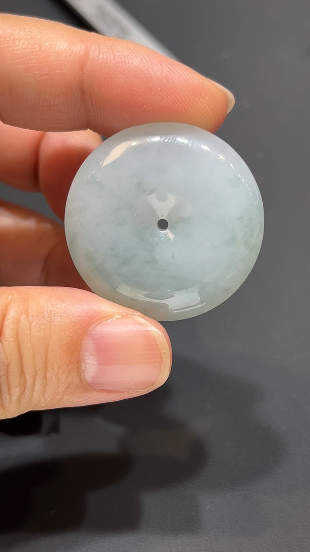 翡翠玉器精選 玉潤安扣・淺綠清韻守護平安吊墜 編號#366 1 玉潤安扣・淺綠清韻守護平安吊墜 編號#366