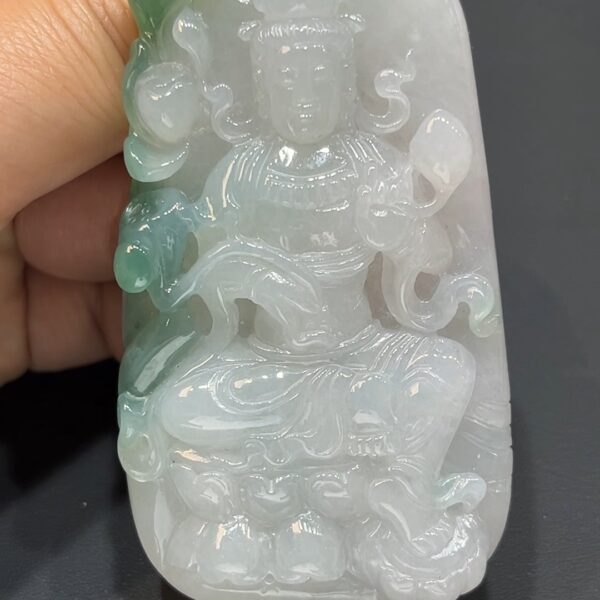 厚德慈容・#371立體坐姿觀音動態翡翠吊墜 直播貨號371的立體坐姿觀音翡翠吊墜,以厚重料體雕刻而成,整體份量感十足,展現莊嚴穩重之美。觀音法相慈悲安詳,姿態動感流暢,衣袍飄逸,彷彿瞬間定格於慈悲施法的一刻。翡翠質地細膩,色澤柔和,立體雕工更顯層次與生命力。此件不僅具信仰意涵,更是工藝與精神的完美結合,佩戴者可感靈性守護與心靈安定。