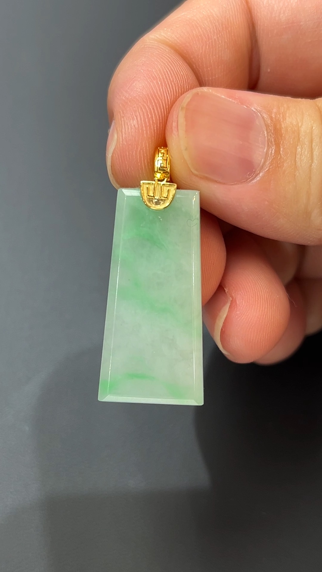 清心無憂・#378淺綠翡翠小無事牌配18K黃金扣頭 1 清心無憂・#378淺綠翡翠小無事牌配18K黃金扣頭