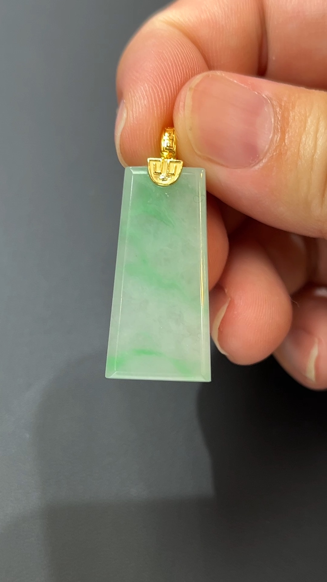 清心無憂・#378淺綠翡翠小無事牌配18K黃金扣頭 2 清心無憂・#378淺綠翡翠小無事牌配18K黃金扣頭 - Image 2