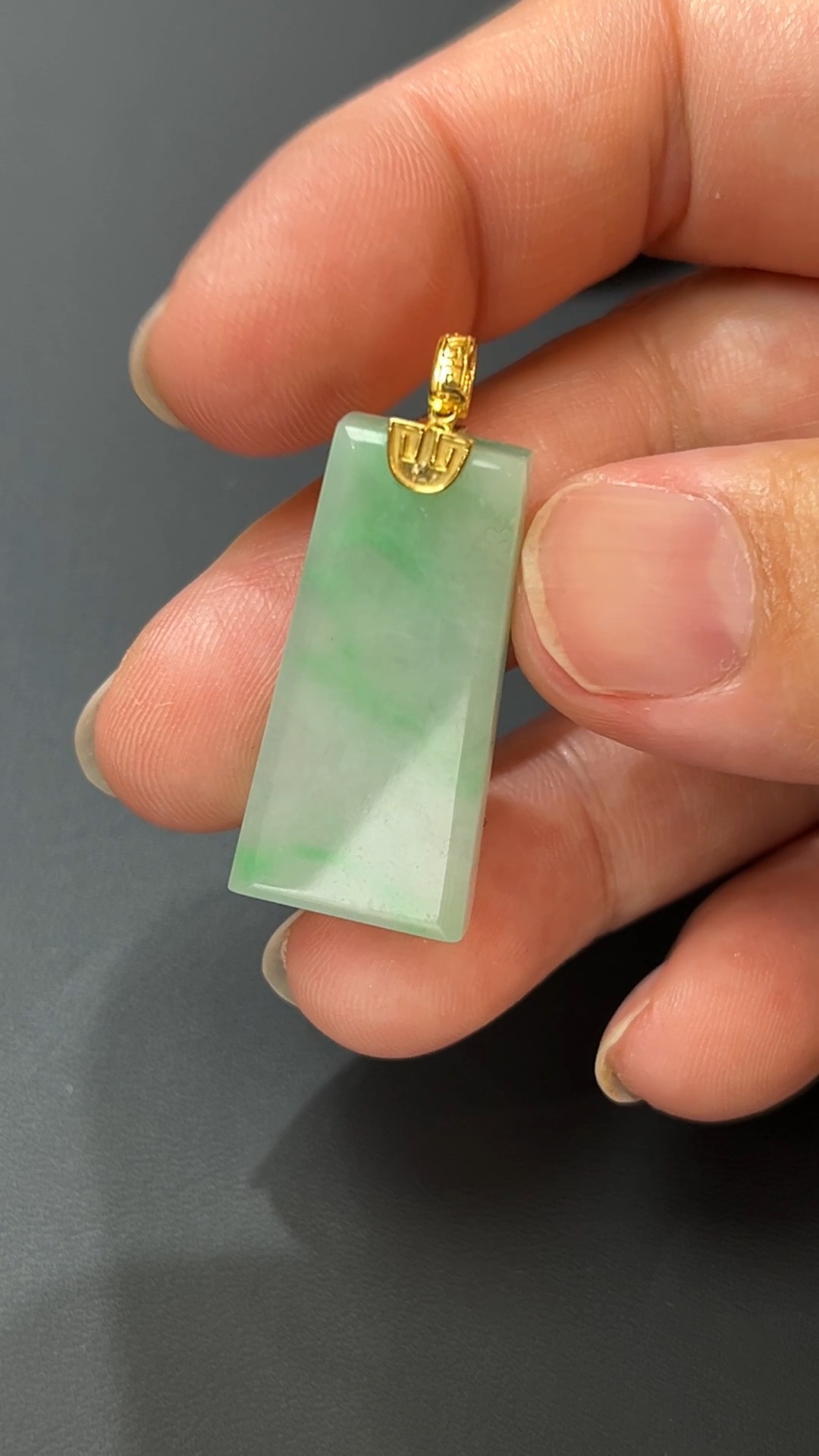 清心無憂・#378淺綠翡翠小無事牌配18K黃金扣頭 3 清心無憂・#378淺綠翡翠小無事牌配18K黃金扣頭 - Image 3