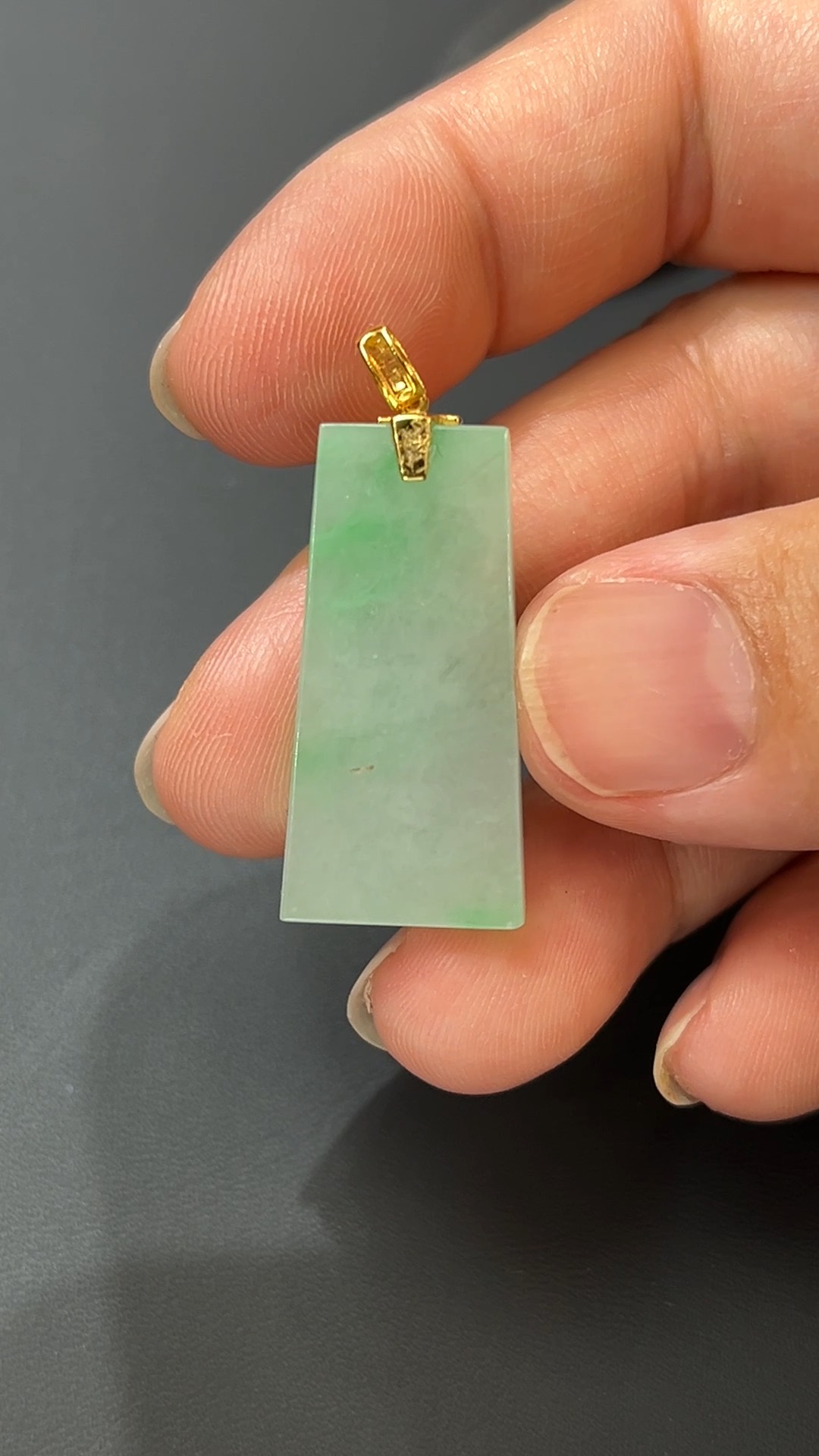 清心無憂・#378淺綠翡翠小無事牌配18K黃金扣頭 7 清心無憂・#378淺綠翡翠小無事牌配18K黃金扣頭 - Image 7