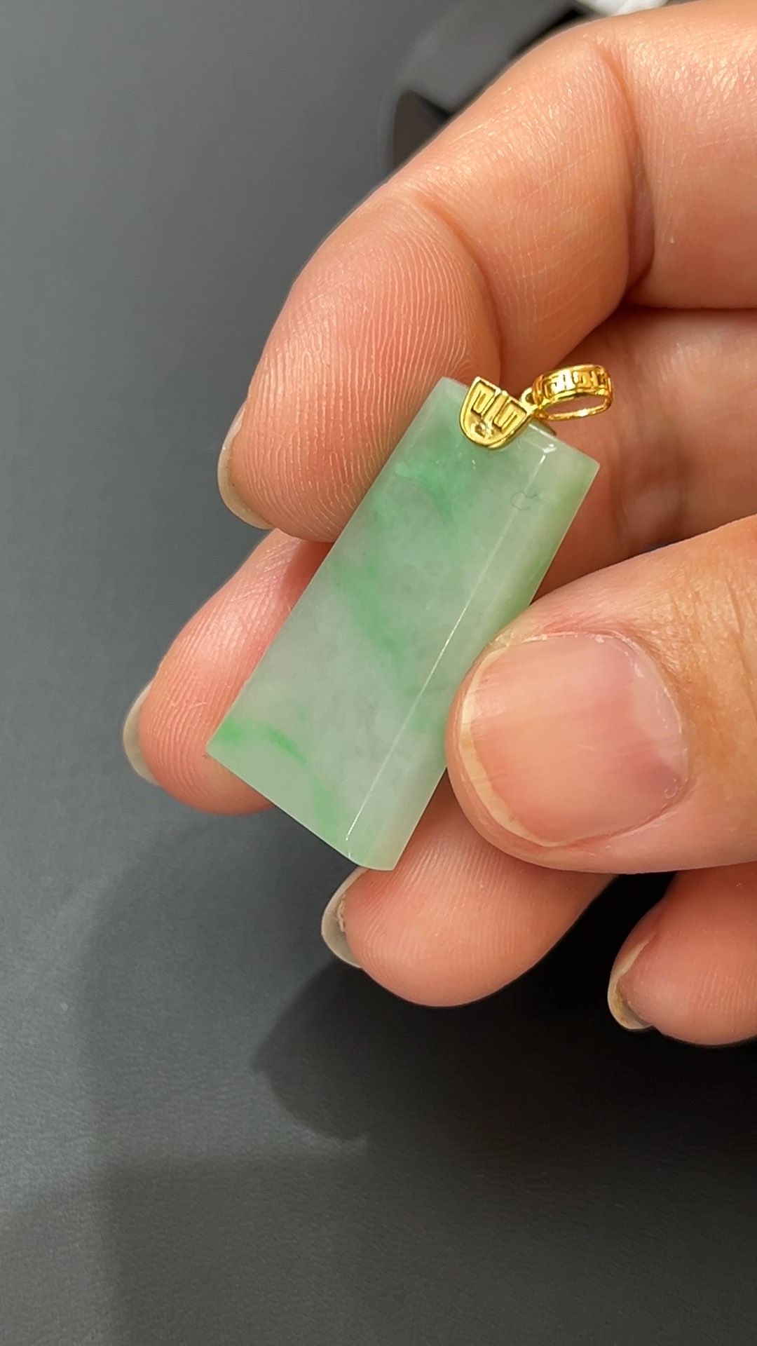 清心無憂・#378淺綠翡翠小無事牌配18K黃金扣頭 6 清心無憂・#378淺綠翡翠小無事牌配18K黃金扣頭 - Image 6