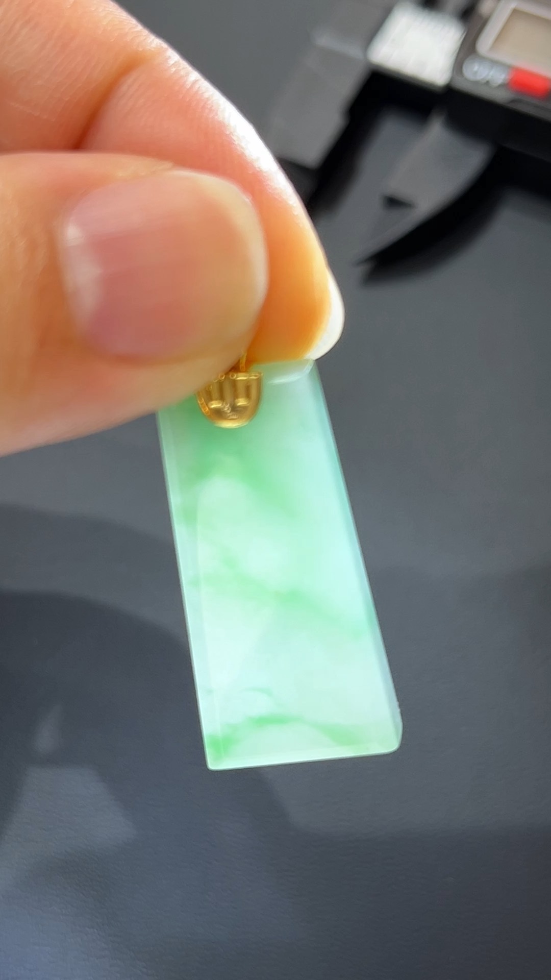 清心無憂・#378淺綠翡翠小無事牌配18K黃金扣頭 5 清心無憂・#378淺綠翡翠小無事牌配18K黃金扣頭 - Image 5