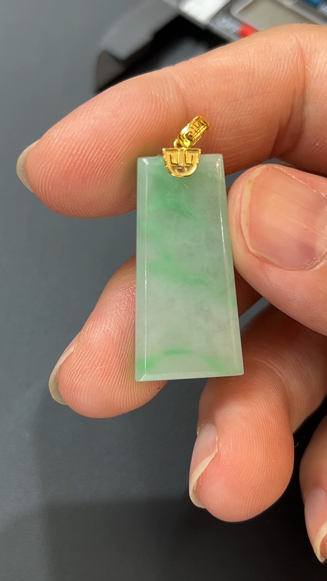 清心無憂・#378淺綠翡翠小無事牌配18K黃金扣頭 4 清心無憂・#378淺綠翡翠小無事牌配18K黃金扣頭 - Image 4