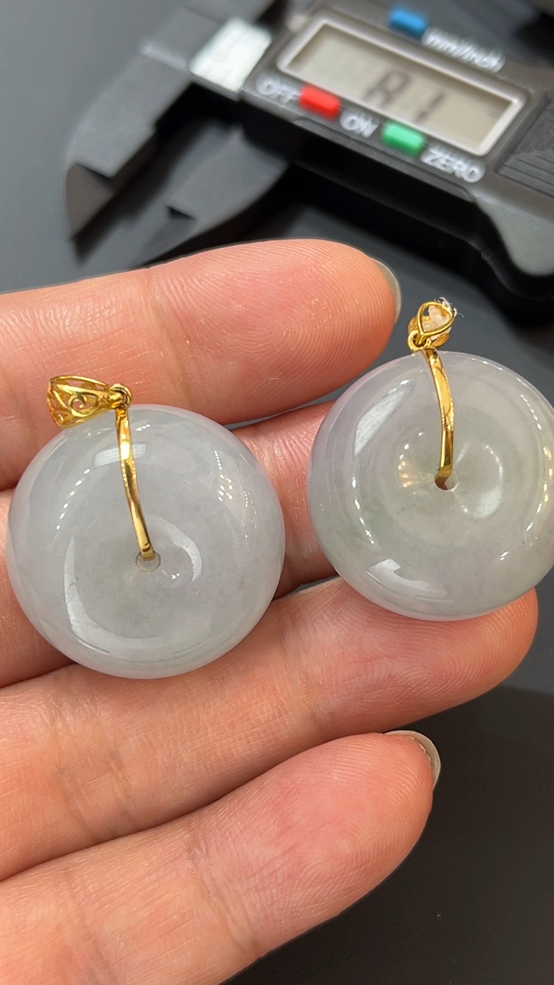 翡翠玉器精選 鼓潤納福・#379好種翡翠平安扣18K鑲嵌款 4 翡翠玉器精選 鼓潤納福・#379好種翡翠平安扣18K鑲嵌款 - Image 4