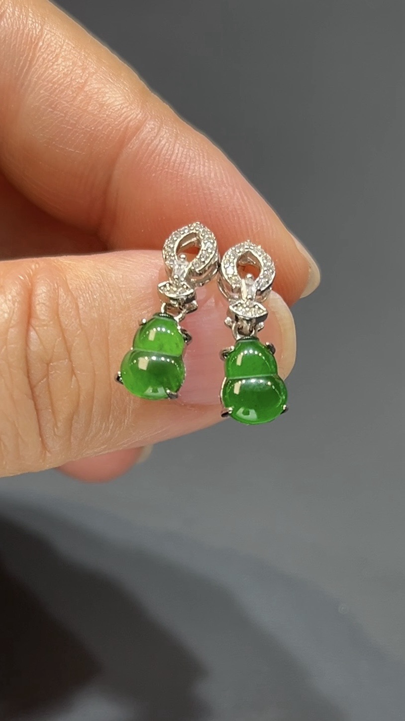 翡翠玉器精選編號#385 靈氣盈耳.高色危地馬拉翡翠葫蘆耳環 1 翡翠玉器精選編號#385 靈氣盈耳.高色危地馬拉翡翠葫蘆耳環