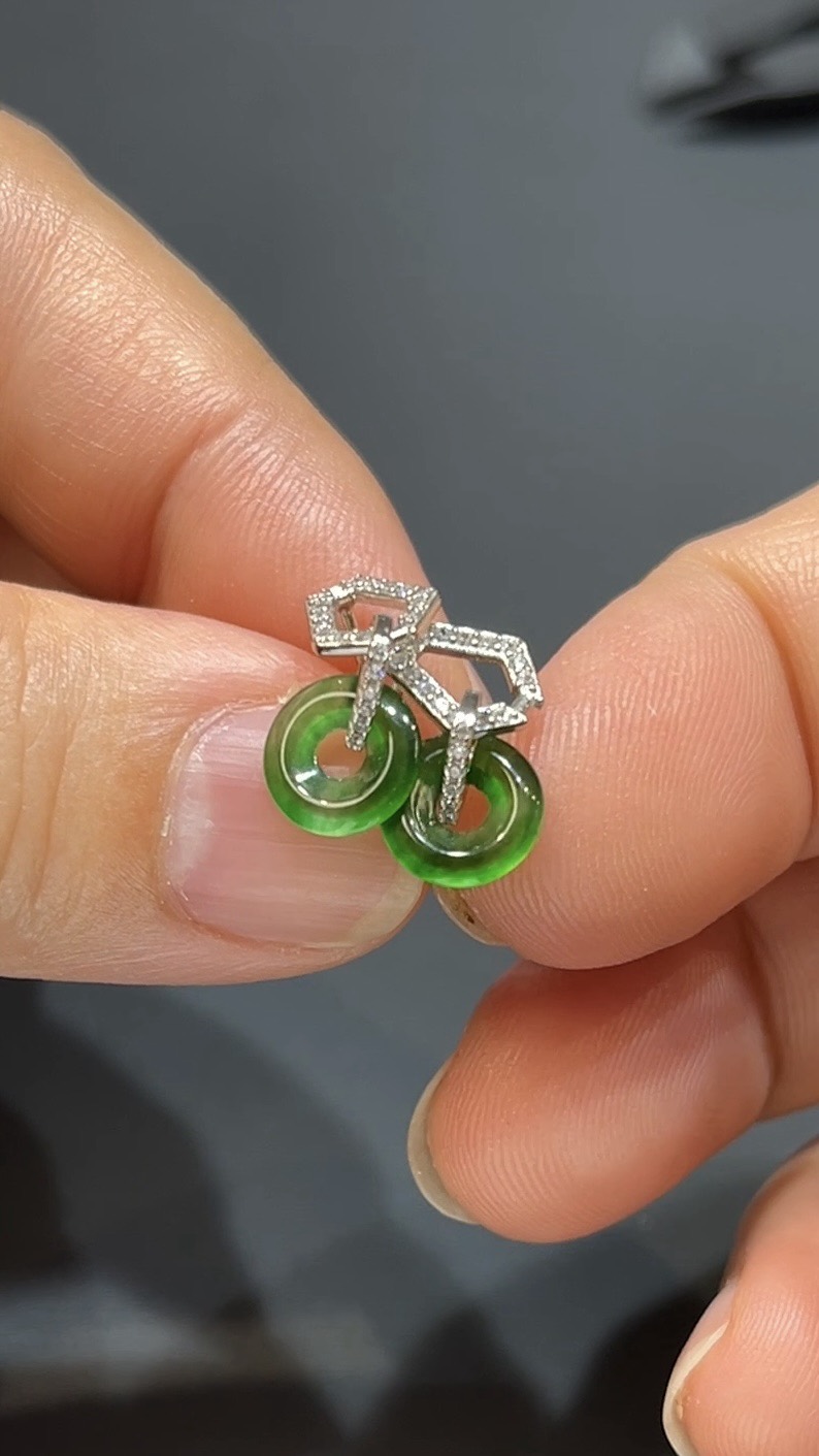 翡翠玉器精選編號#386 靜雅福韻.高色翡翠平安扣耳環 5 翡翠玉器精選編號#386 靜雅福韻.高色翡翠平安扣耳環 - Image 5